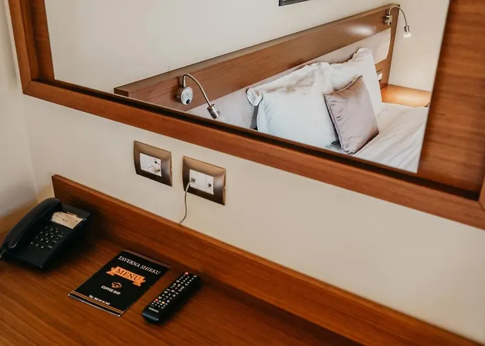 酒店 Center Gjirokastër